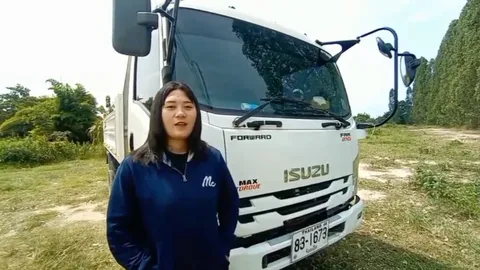 โควิดเปลี่ยนชีวิต สาว ม.ปลาย ขับรถดัมพ์ขนดินหาเงิน ช่วงว่างเรียนออนไลน์ (คลิป)