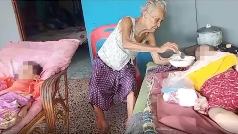 รักของแม่ ยายจ้อยหญิงชราวัย 90 เฝ้าดูแลลูกฝาแฝดพิการนานกว่า 40 ปี