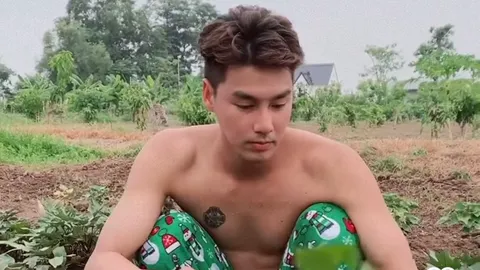 เพ็ชร ฐกฤต กับชีวิตสุดชิลในสวน แต่ทำคนหลุดโฟกัสขณะนั่งเก็บมันญี่ปุ่น 