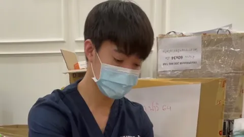 หมอริท นั่งจัดยาส่งให้ผู้ป่วยโควิดตามบ้าน ไม่ขายแต่แจกฟรี 