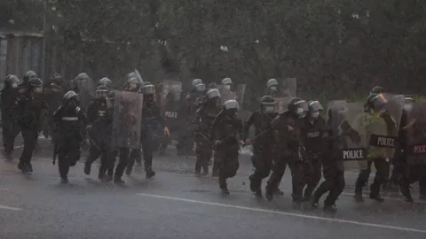 ชุดควบคุมฝูงชนพร้อมจีโน่เข้ากระชับพื้นที่แยกดินแดง ใครฝ่าฝืนจับกุมทันที