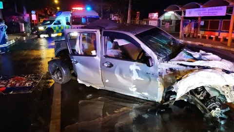 สามหนุ่มขับเก๋งฝ่าสายฝน เสียหลักชนเสาไฟฟ้า ตาย 2 สาหัส 1