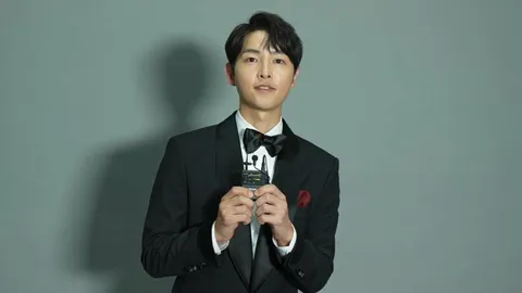 เผยเรื่องราวแสนใจดีของ ซงจุงกิ ช่วยเหลืองานผู้มีภาวะทุพพลภาพแม้ช่วงกักตัว