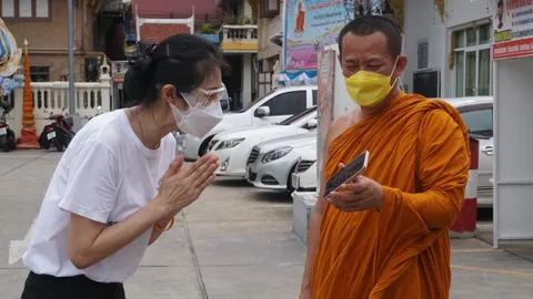 โฆษก พปชร. นิมนต์พระเข้ารักษาที่ Hospitel แล้ว หลังติดโควิดแต่เดินบิณฑบาต