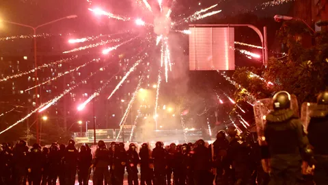 ใกล้เคอร์ฟิว มวลชนยังอยู่แยกประชาสงเคราะห์ ปะทะตอบโต้ควบคุมฝูงชนเป็นระยะ (คลิป)