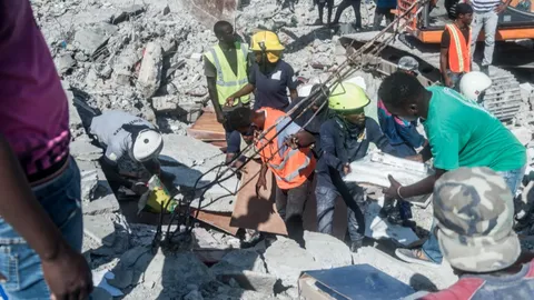 จนท.กู้ภัยเฮติเร่งค้นหาคนติดใต้ซากตึก ยอดเหยื่อแผ่นดินไหวเฮติพุ่ง 1,297ศพ