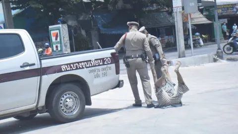 สาว 7-11 หลอนโควิด แจ้งตำรวจรวบชายเมาอาละวาด นั่งขวางหน้าร้าน ไม่สวมแมสก์