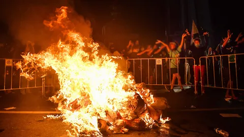 ม็อบชุมนุมสันติ เผาหุ่นไล่ นายกฯ-ออกไป ไม่เคลื่อนขบวน แว้นบุกดินแดง (คลิป)