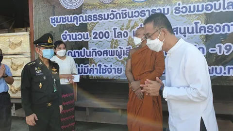 วัดดังปทุม-ผู้ว่าฯ ร่วมมอบโลงศพให้ ทบ.นำไปช่วยผู้เสียชีวิตจากโควิด