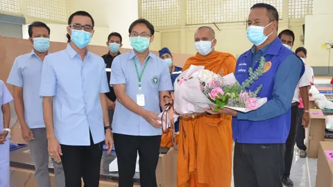 พระให้กำลังใจบุคลากรที่ รพ.นบพิตำ ขอบิณฑบาตชาวบ้านให้อภัยหมอกุ๊บกิ๊บ