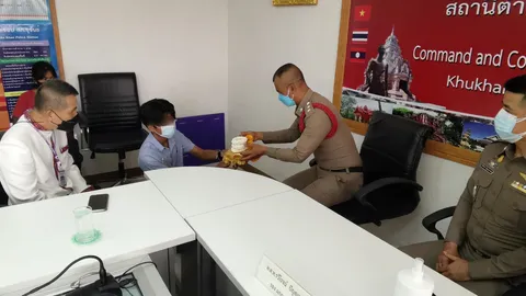 พานพวงมาลัย "ขอขมา" หนุ่มน้อย ปวช.ปี 1 ให้ ร.ต.อ.หลังใช้วาจาไม่สุภาพ (คลิป)