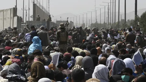สนามบินคาบูลยังปั่นป่วน คนรออพยพร่วม 2 หมื่น เหยียบกันตายเพิ่ม 7 ศพ