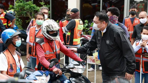 "สุชาติ" จัดถุงยังชีพ 1.2 พันชุด พร้อมไข่ไก่ 1.5 หมื่นฟอง แจกวินมอ’ไซค์