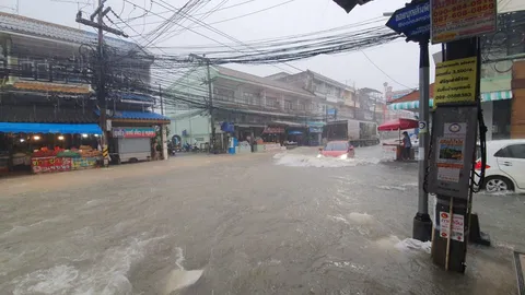 พัทยาจมอ่วมอรทัย ฝนถล่มหนักตลอดวัน หลายจุดท่วมหนัก น้ำทะลักเข้าบ้าน (คลิป)