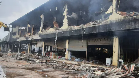 ไฟไหม้โชว์รูม จยย.ลามเผาซุปเปอร์สโตร์บ้านผือ วอด 18 คูหาเสียหาย 150 ล้าน (คลิป)