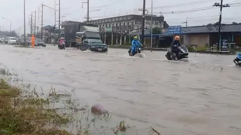น้ำท่วมกบินทร์บุรี ต.วังช้าง ถนนสาย 33-304 หน้าตลาดอุดมสุขยังสูง 30 ซม.