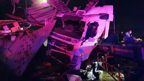 รถพ่วง 22 ล้อเสียหลักพุ่งชนตึกแถว พัง 5 คูหา คนขับเจ็บเล็กน้อย