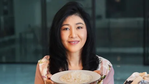 “ยิ่งลักษณ์” ภูมิใจได้กินข้าวไทย ชวนประชาชนอุดหนุน ช่วยเหลือชาวนา