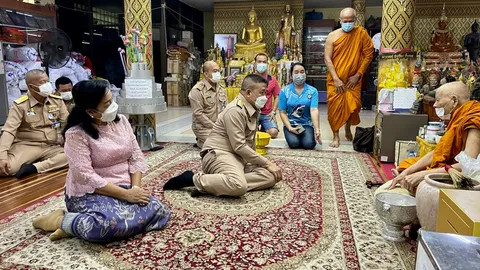 ผบ.กร. ถวายเหรียญกรมหลวงฯ รุ่นเรือของพ่อ แด่หลวงปู่บุญ วัดทุ่งเหียง