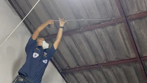 กู้ภัยโดนแว้งกัด หลังปีนขึ้นไปจับ งูเหลือม แอบเลื้อยขึ้นนอนบนขื่อ