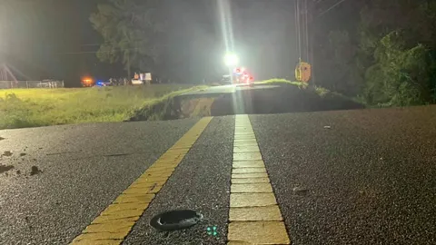 น้ำท่วมซัดทางหลวงในรัฐมิสซิสซิปปีถล่ม รถร่วง 7 คันดับ 2 ศพเจ็บอื้อ