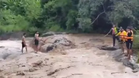 ช่วยระทึก 3 วัยรุ่น เล่นน้ำตก เจอน้ำป่าทะลักมาไม่รู้ตัว (คลิป)