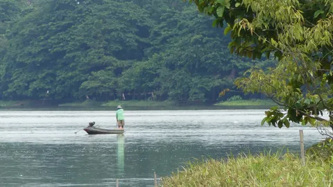 ผงะ ศพหัวขาดลอยน้ำแม่กลอง คนหาปลาพบ แจ้งตำรวจเข้าตรวจสอบ