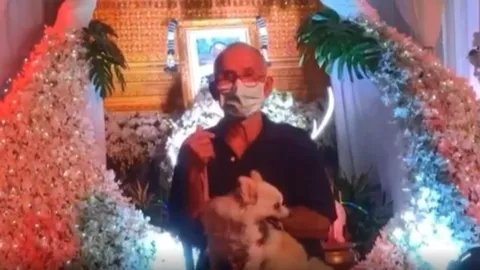 ตาเศร้าเมียดับ หลังฉีดวัคซีน อึ้งเจอเงิน 2 แสน ซุกถุงปุ๋ยในบ้าน 