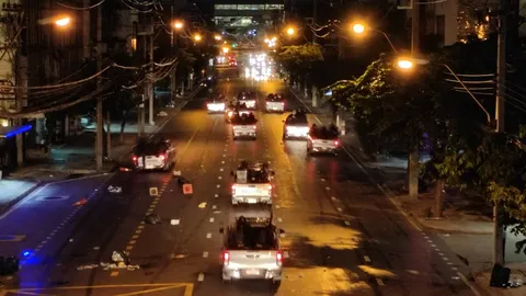 ตำรวจควบคุมฝูงชน ชุดเคลื่อนที่เร็ว เข้ายึดพื้นที่ถนนราชปรารภ (คลิป)