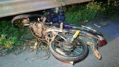 ชนแล้วหนี จยย.ผัวเมีย ถูกเก๋งชนคว่ำ รถตามหลังขยี้ซ้ำ ตาย 2 ศพ