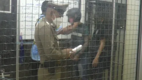 คุมตัวพ่อข่มขืนลูกสาวแฝดทำแผน ชาวบ้านแห่รุมแช่ง ตร.คุ้มกันหวั่นโดนกระทืบ