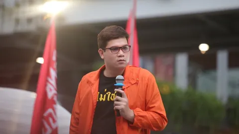 ครูใหญ่ อรรถพล ปราศรัยม็อบ 3 กันยา ร้องปฏิรูปสถาบัน นำชู 3 นิ้วเคารพธงชาติ