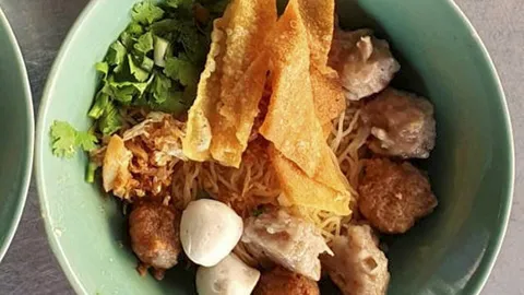 บะหมี่ตู้ไม้โบราณ วัดอนงค์  หมูแดงอร่อยทะลุมิติ