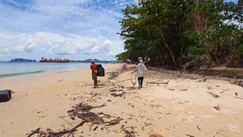 2 ผัวเมียกระบี่ตกงานเพราะโควิด ยังสู้เก็บขยะริมหาดขาย เชื่อมันจะดีขึ้น (คลิป)