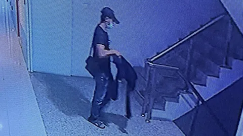 ตำรวจเร่งหาชายต้องสงสัย ออกจากห้องแม่ค้าสาว พบไอโฟนหายไปยังไม่ตัดฆาตกรรม