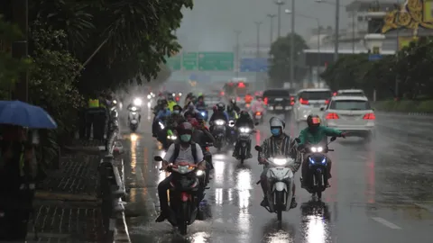 มวลชนรีเดมบางส่วน มุ่งหน้าดินแดง รวมกลุ่ม "ทะลุแก๊ซ" เริ่มยิงแก๊สน้ำตา (คลิป)