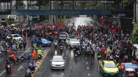 ม็อบเคลื่อนไปไม่ถึงจุดหมาย ขึงป้ายกลางแยกประตูน้ำ ก่อนประกาศยุติกิจกรรม