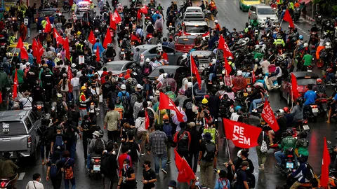 “เต้น” นำม็อบลงถนน นัดแยกอโศกที่เดิมเย็นนี้ รีเดมผิดเป้าเจอฝนถล่ม (คลิป)