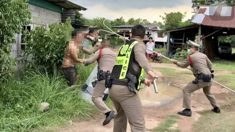 หนุ่มคลั่งกระโดดถีบ จยย.เพื่อนบ้าน แจ้ง ตร.เอาไม้ง่ามล็อกส่ง รพ.นครนายก