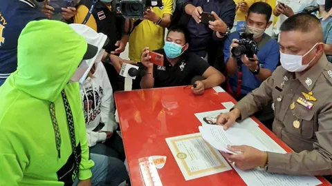 โชว์คลิปดูดเต้า สาว 34 โร่มอบตัว พ่วงแฟนหนุ่ม ผิด 3 ข้อหาหนัก ฝากขังนอนคุก (คลิป)