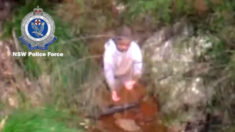 ตร.ออสเตรเลียพบแล้ว เด็กชายออทิสติก 3 ขวบหลงป่า 3 วัน ดื่มน้ำโคลนประทังชีวิต