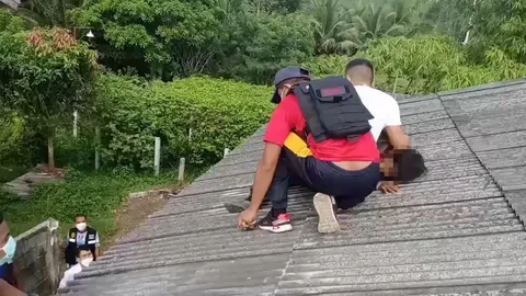 หนุ่มเสพยาบ้าหลอน หนีขึ้นหลังคา 12 ชม. ปกครอง อ.จะนะ ล็อกตัวพาลงมาปลอดภัย (คลิป)