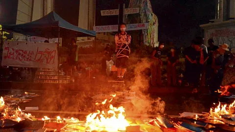 "บูชายัญ" ประชาธิปไตย ไฟเผาหนังสือ ดินแดงป่วน คฝ.ล็อก 15 โจ๋ (คลิป)