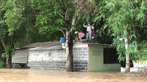 กู้ภัยปราจีนฯ เอาเรือรับ 2 ผัวเมียโดนน้ำป่าท่วมบ้าน ต้องหนีตายขึ้นหลังคา