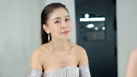 เป็กกี้ ศรีธัญญา ซื้อกระเป๋าหรูปลอบโยนเพื่อนบ้าน เหตุสร้างบ้านเสียงดังไป