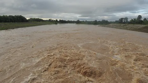 มวลน้ำเหนือก้อนแรกถึงสุโขทัยแล้ว เจ้าหน้าที่เร่งระบายลงแม่น้ำยม (คลิป)