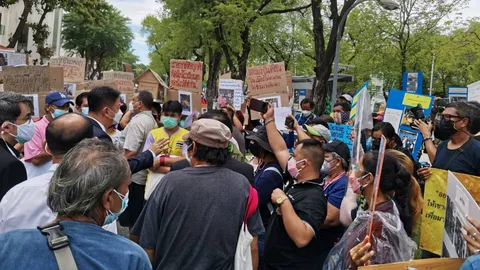 ชาวบ้าน กม.11 สุดทน ขนม็อบบุก ก.คมนาคม จี้ "ศักดิ์สยาม" เคลียร์ปัญหาที่ดิน