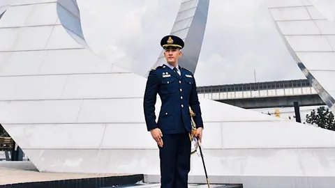 สิงโต เดอะสตาร์ เข้าพิธีประดับยศเรืออากาศโท แฟนคลับร่วมแสดงความยินดี