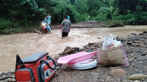 พยาบาลขี่ จยย.ลุยโคลน ฝ่าลำห้วยไปทำคลอด หมู่บ้านริมชายแดนที่แม่สะเรียง