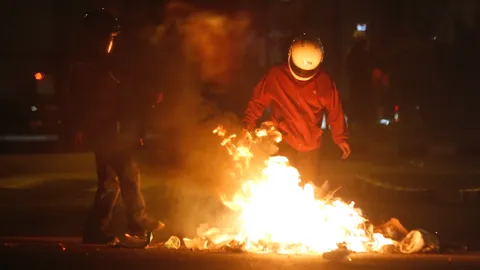 ทยอยรวมตัวแยกดินแดง ปาประทัด เผายาง-ขยะ บางส่วนไปหน้ากรมดุริยางค์ทหารบก